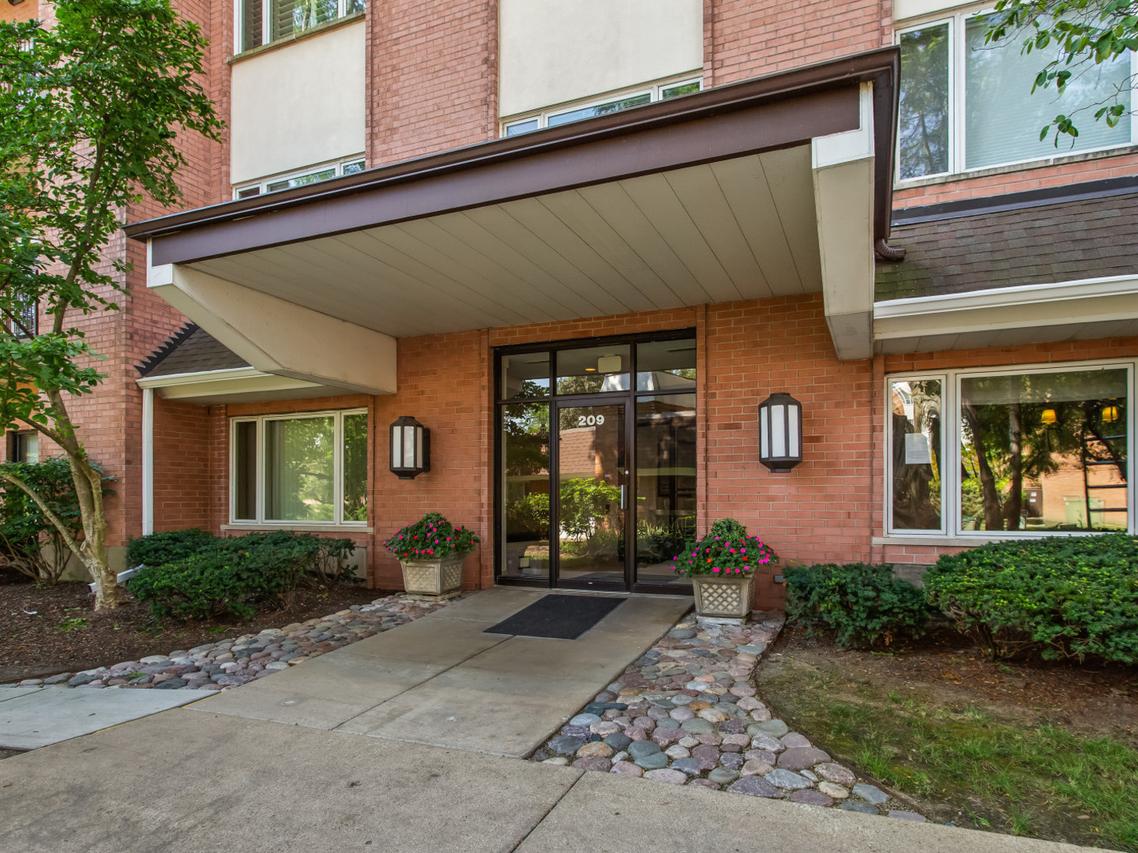 209 Rivershire Ln. #403, Lincolnshire, IL 60069