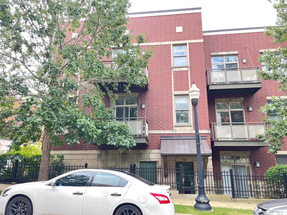 765 W 15th St. #210, Chicago, IL 60607