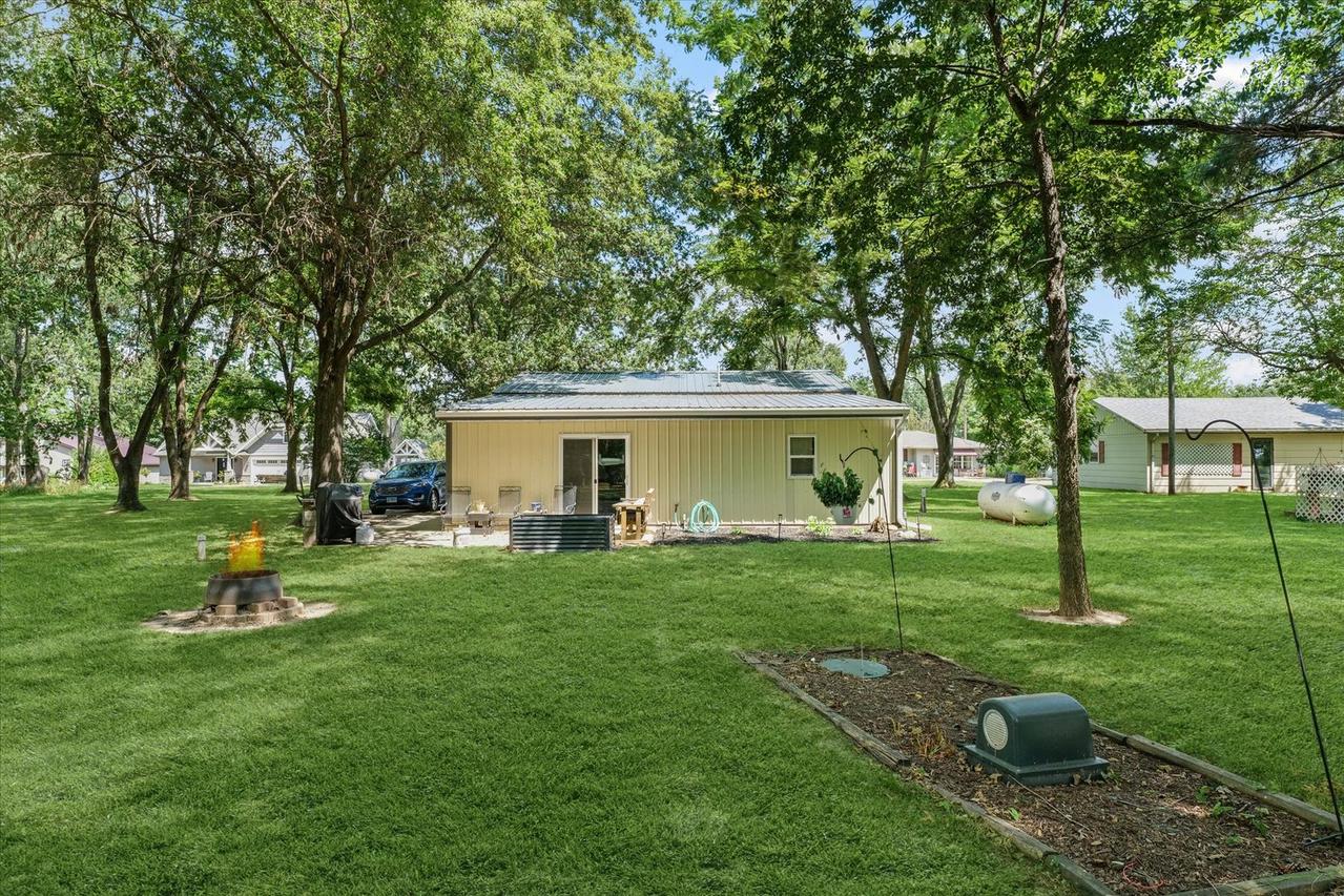 12 Armstrong Dr., Neoga, IL 62447