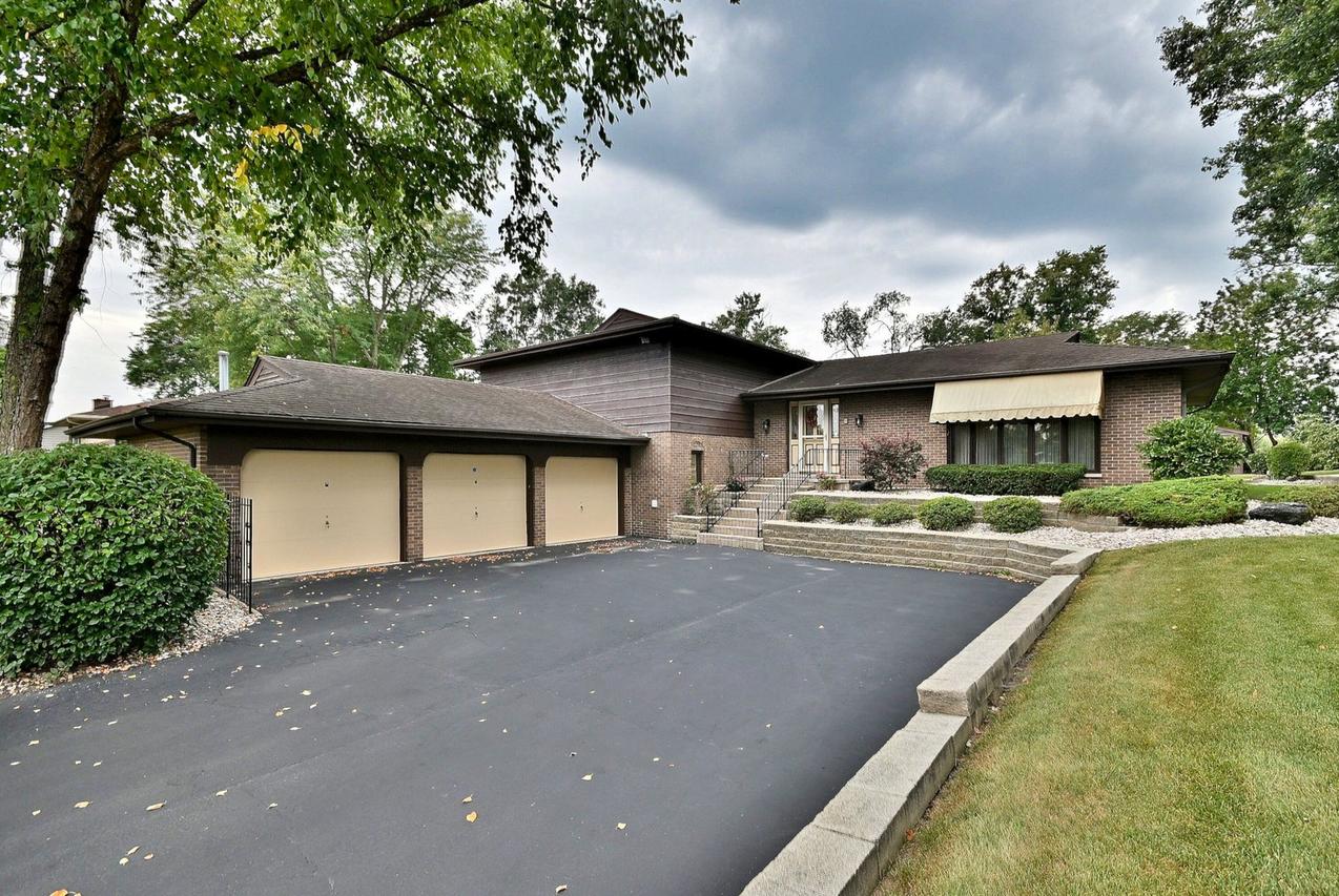 7976 Clarendon Hills Rd., Willowbrook, IL 60527