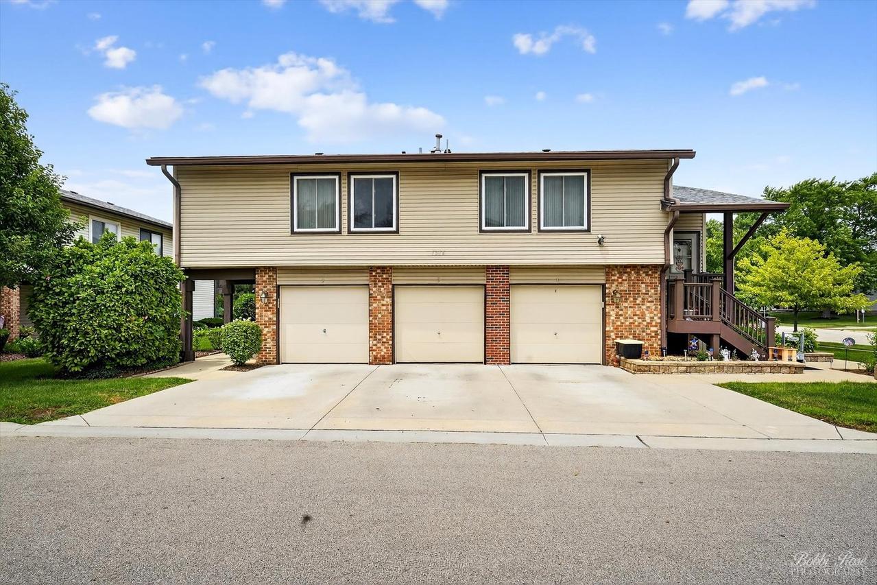 1316 Kingsbury Dr. #1, Hanover Park, IL 60133