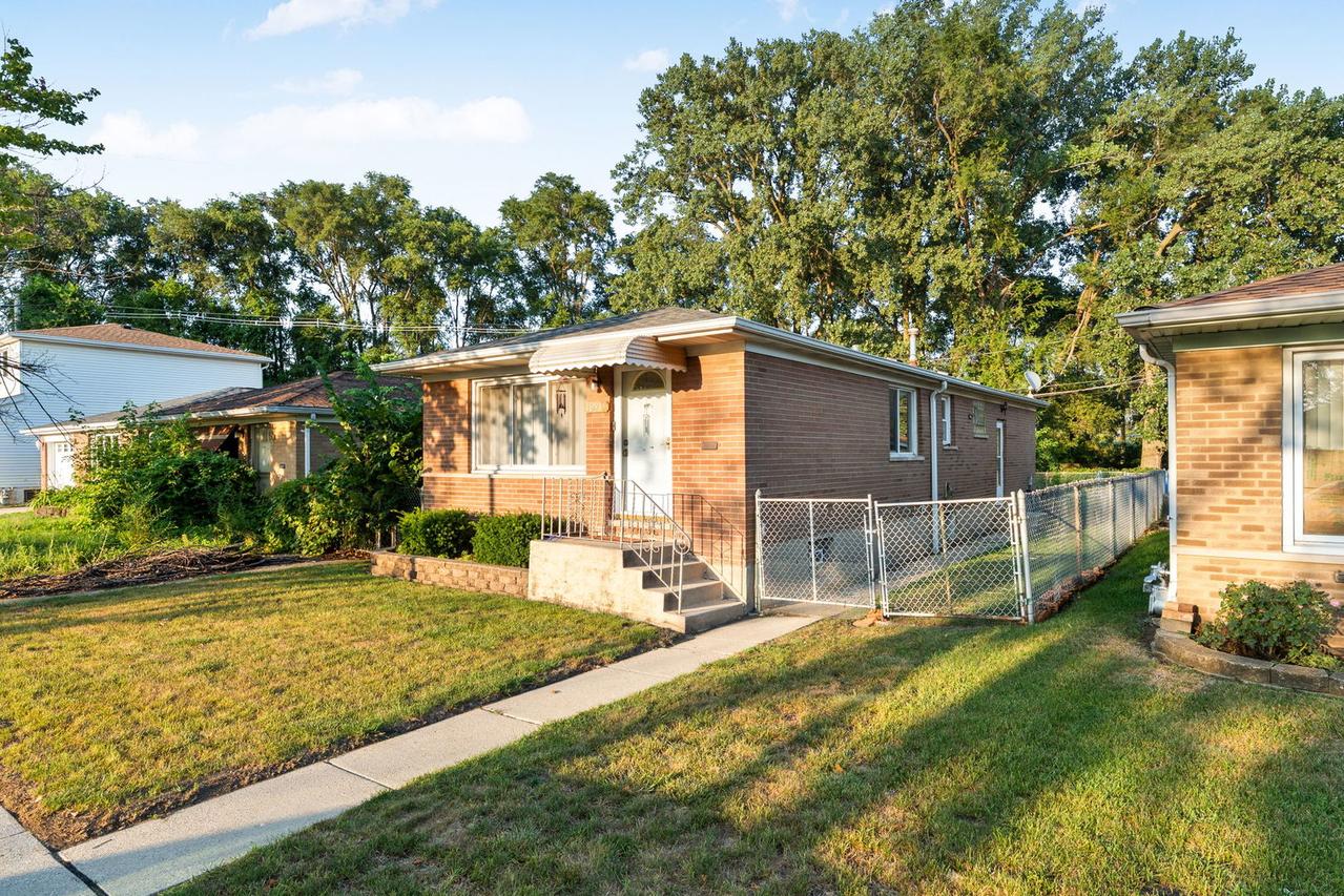 12915 S Houston Ave., Chicago, IL 60633