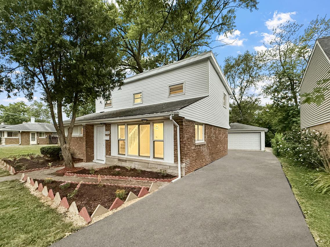 17138 Burnham Ave., Lansing, IL 60438