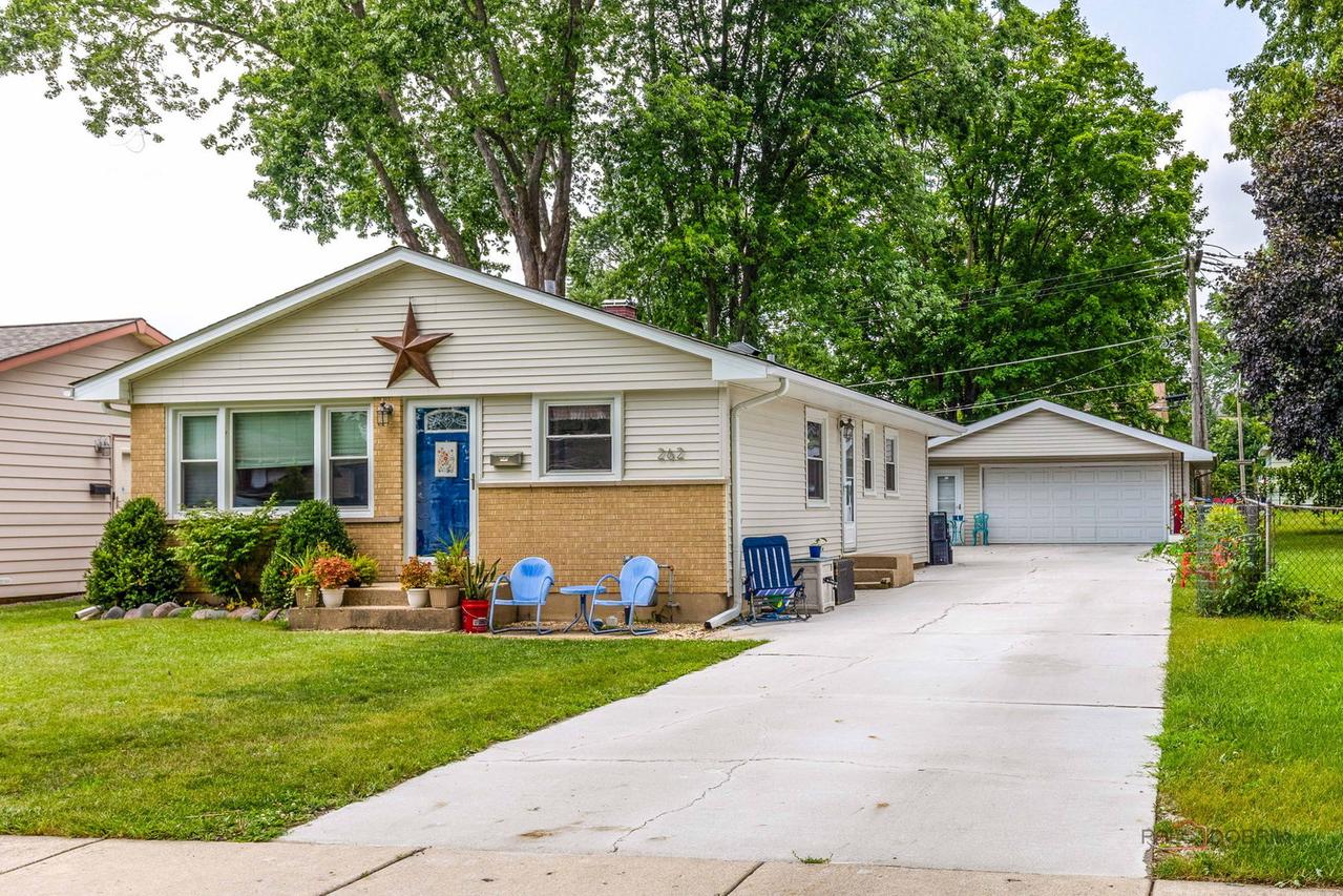 262 N Fairlawn Ave., Mundelein, IL 60060