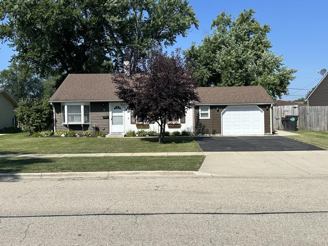 11 Edgewood Dr., Streamwood, IL 60107