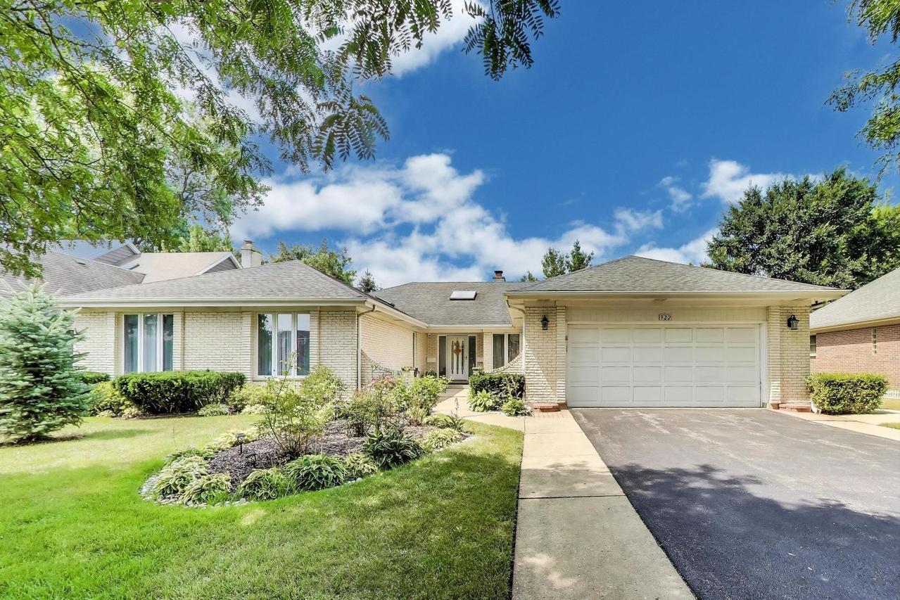 922 Wedgewood Dr., Glenview, IL 60025