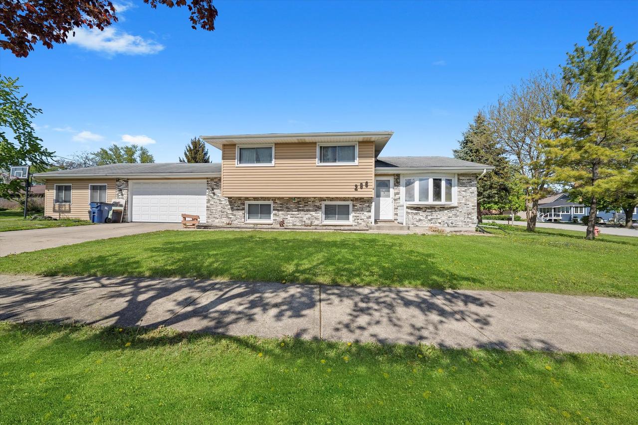 296 E Crest Ave., Bensenville, IL 60106
