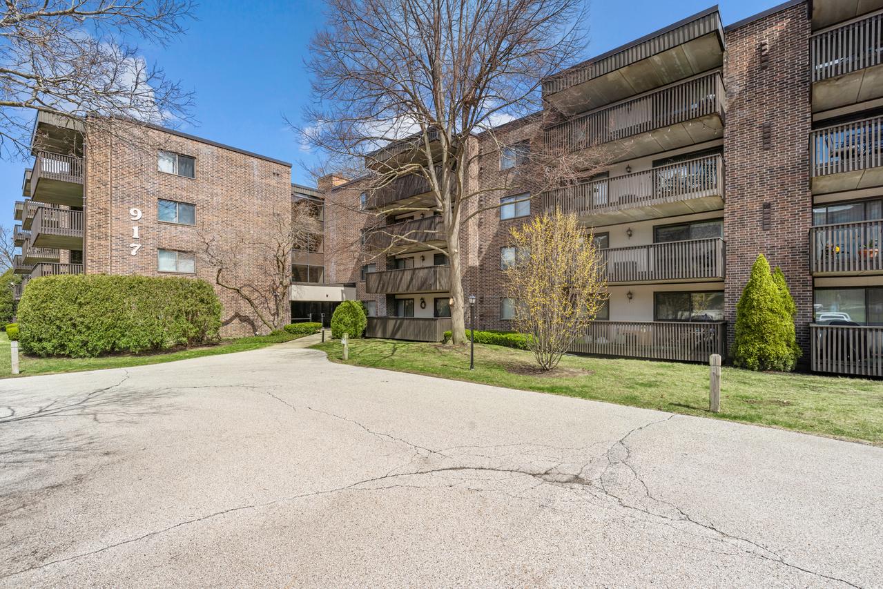 917 Vose Dr. #304, Gurnee, IL 60031