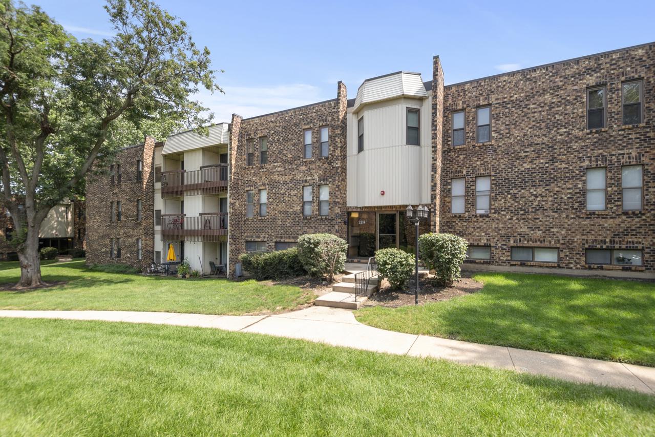 2214 Country Club Dr. #2, Woodridge, IL 60517