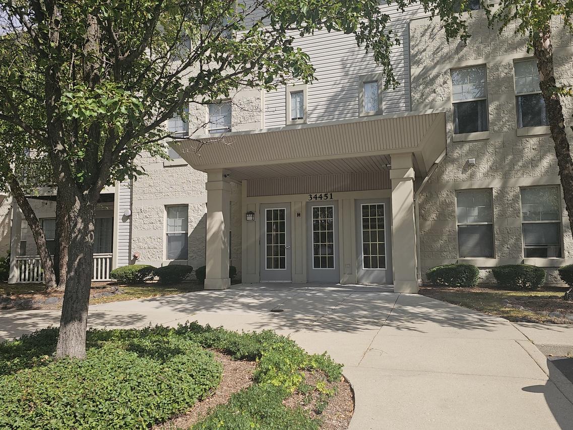 34451 N Old Walnut Cir. #302, Gurnee, IL 60031