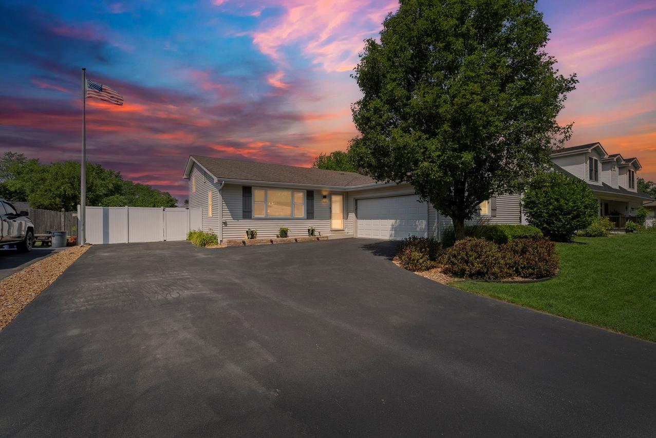 805 Stonegate Rd., New Lenox, IL 60451