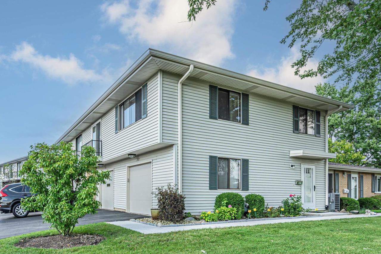 207 Kendrick Ct., Schaumburg, IL 60194