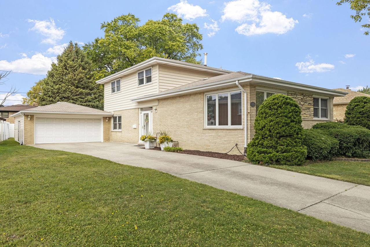 10100 Alice Ct., Oak Lawn, IL 60453