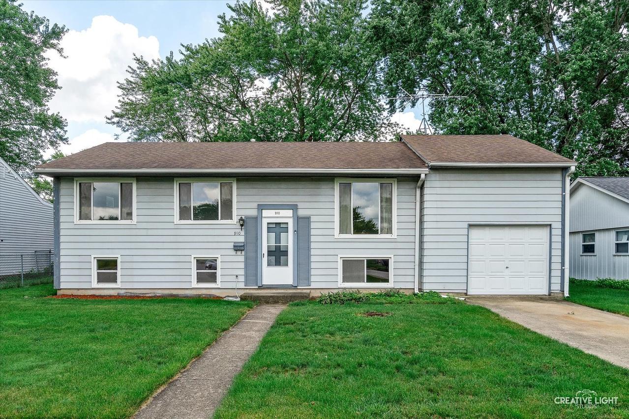 910 Southbridge Dr., Aurora, IL 60506