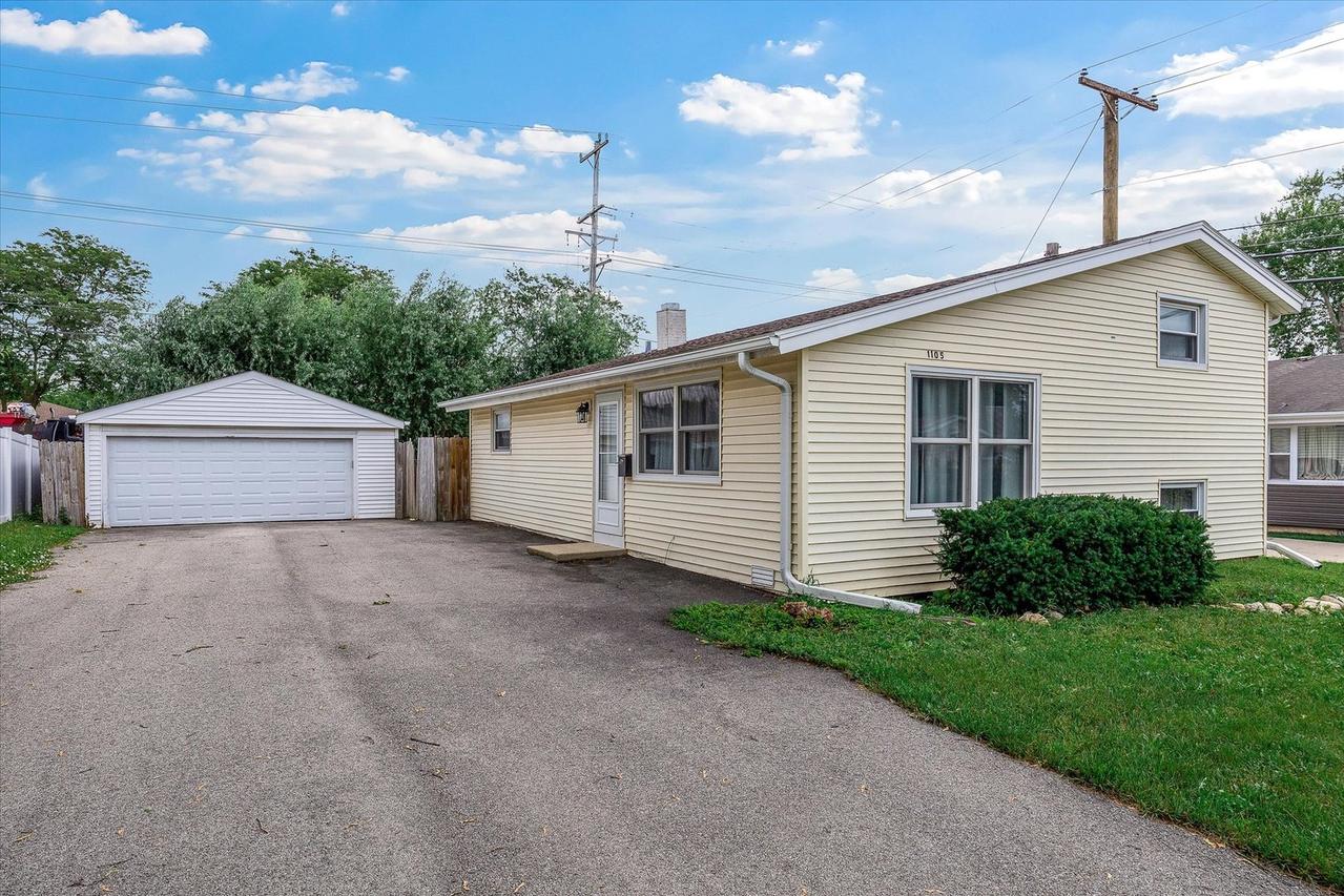 1105 Denver Dr., Carpentersville, IL 60110