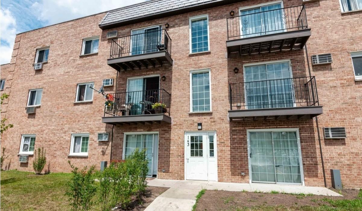 143 W Elk Tr., Carol Stream, IL 60188