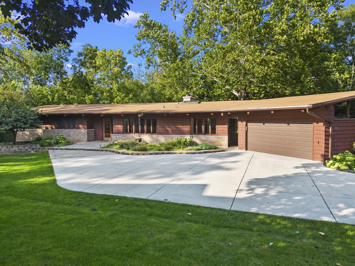 621 Plamondon Ct., Wheaton, IL 60189