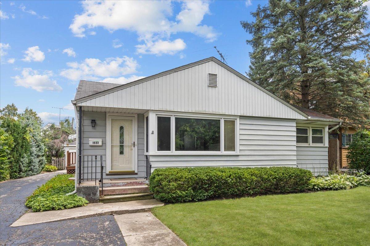 1551 N Mckinley Rd., Lake Forest, IL 60045