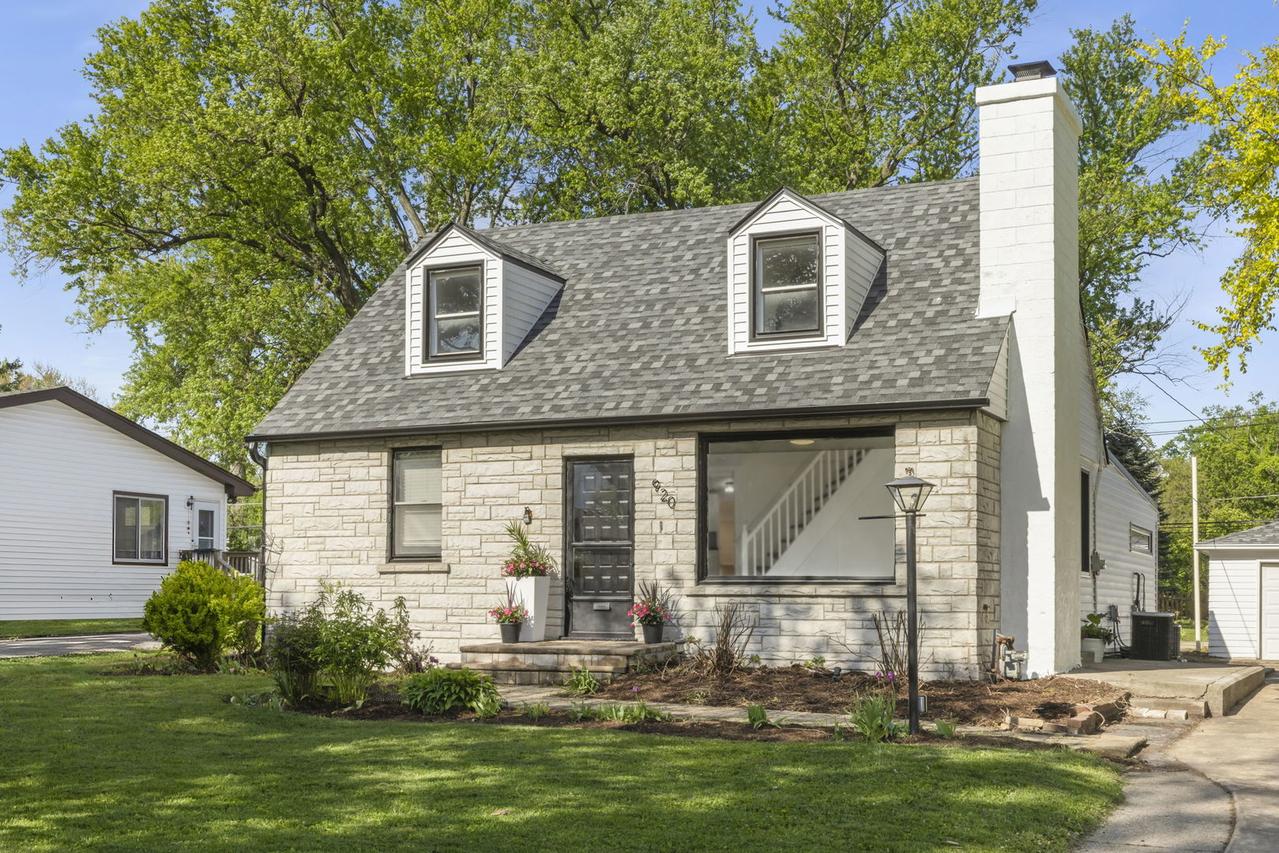920 Hammerschmidt Ave., Lombard, IL 60148