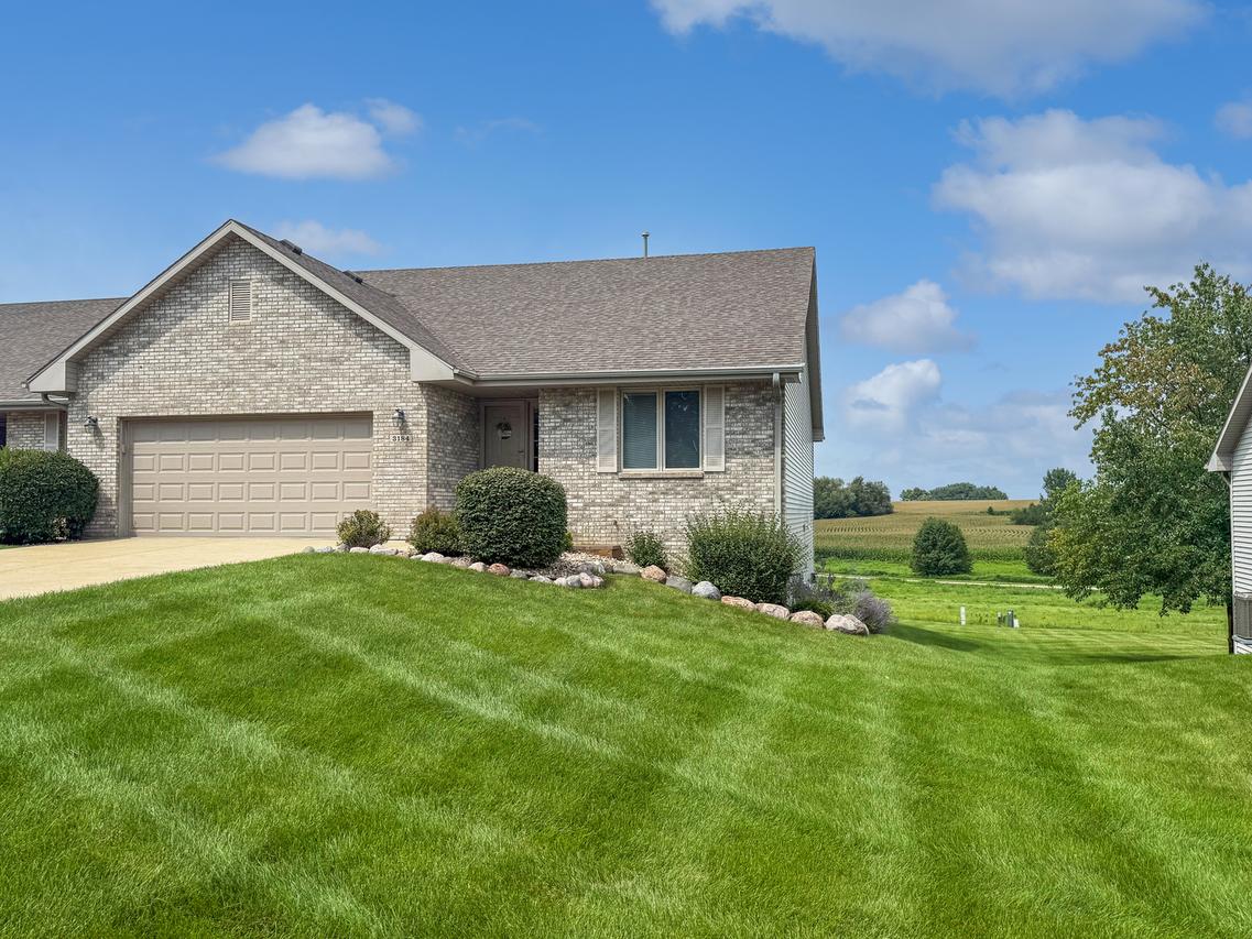 3184 Sandy Pointe Dr. #11B, Freeport, IL 61032