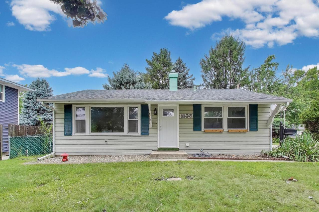 1633 Marlboro Cir., Carpentersville, IL 60110