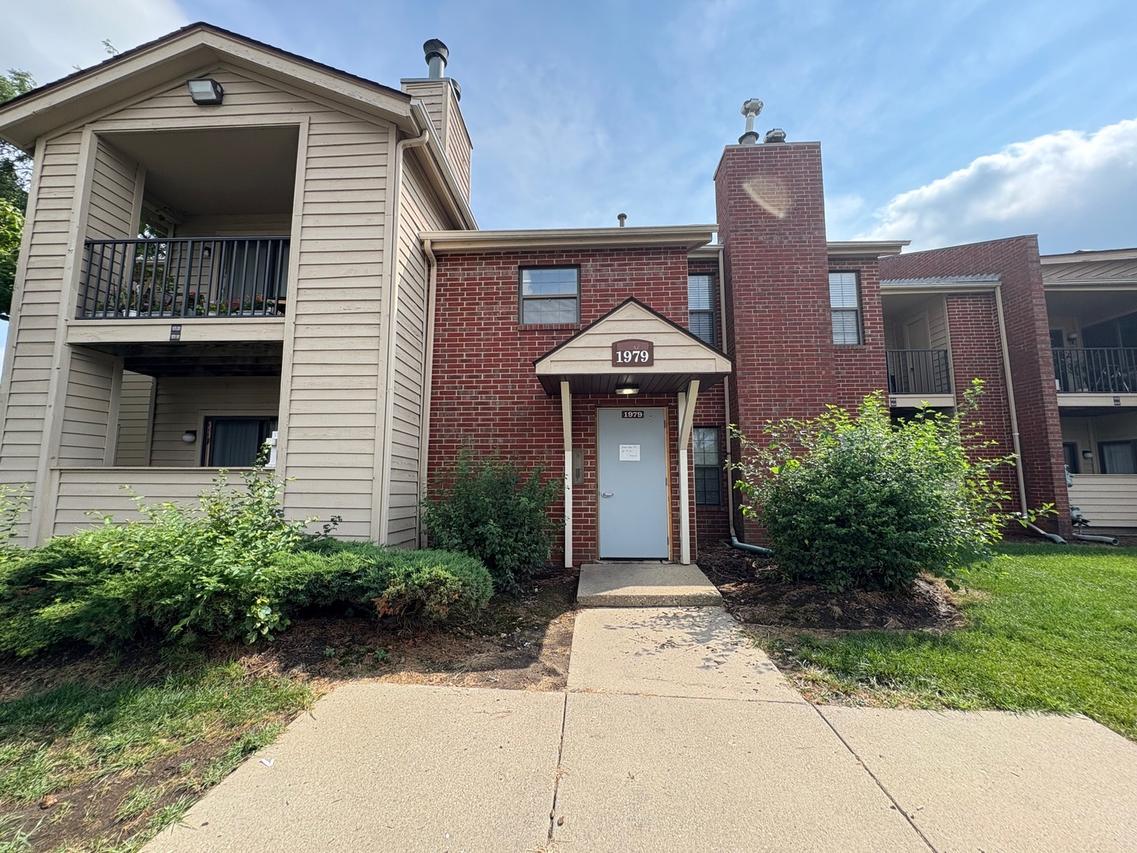 1979 N Hicks Rd. #104, Palatine, IL 60074
