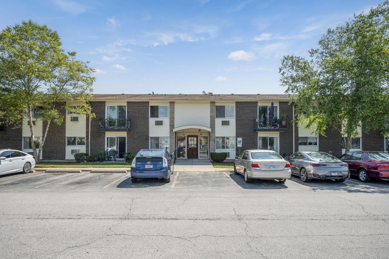 8808 N Leslie Ln. #2F, Des Plaines, IL 60016