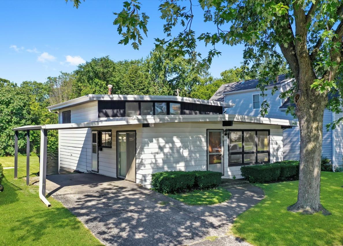3212 Emerald Ave., Steger, IL 60475