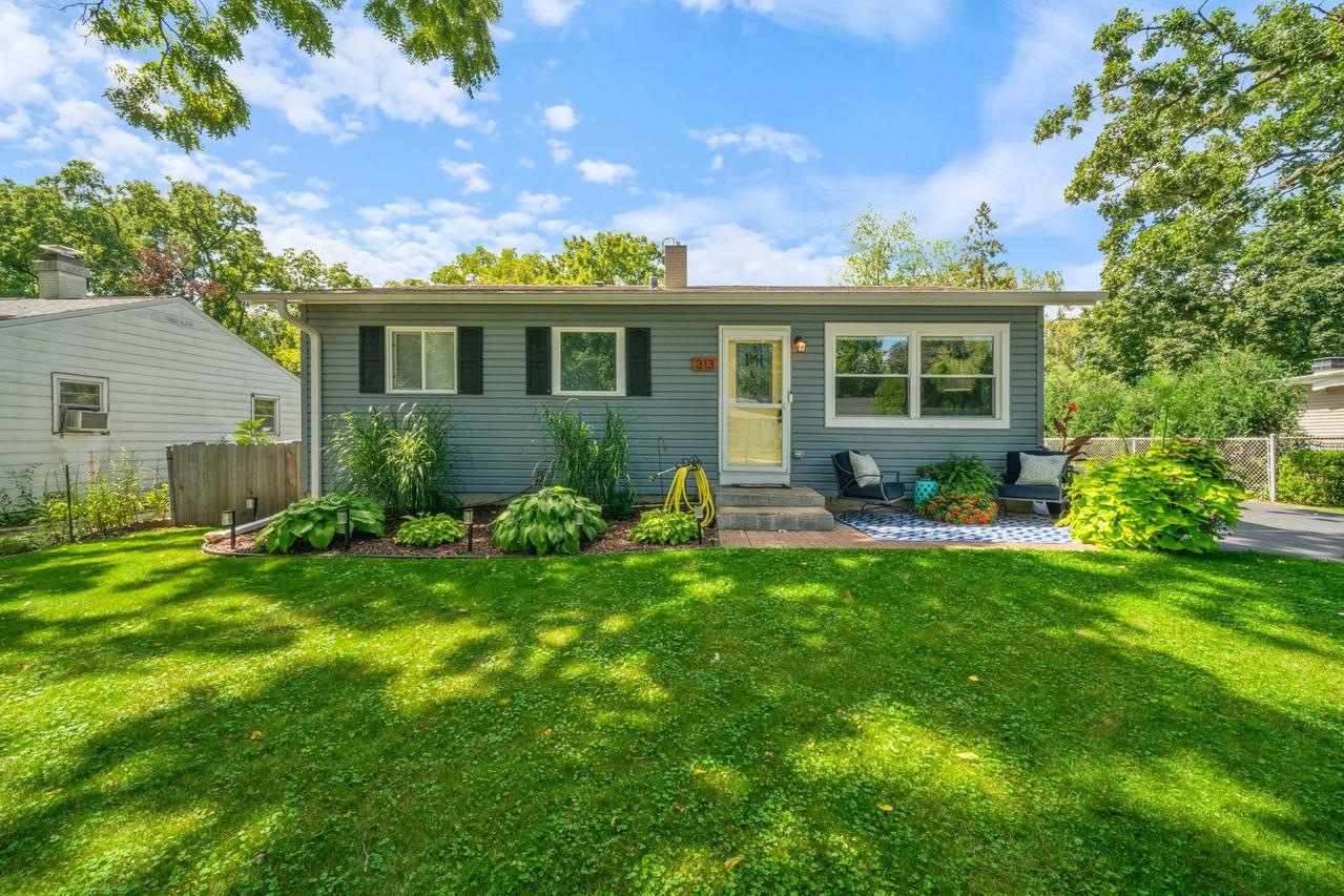 313 Pocahontas Tr., Lake In The Hills, IL 60156