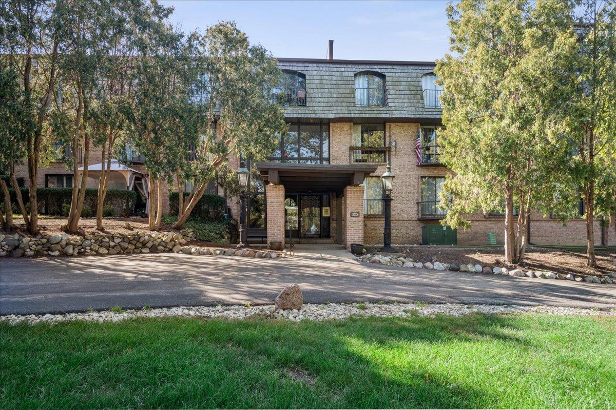 600 W Russell St. #101, Barrington, IL 60010