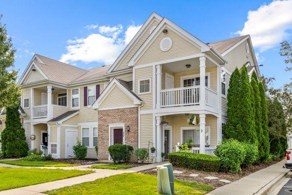 2225 Aurora Dr. #22, Pingree Grove, IL 60140