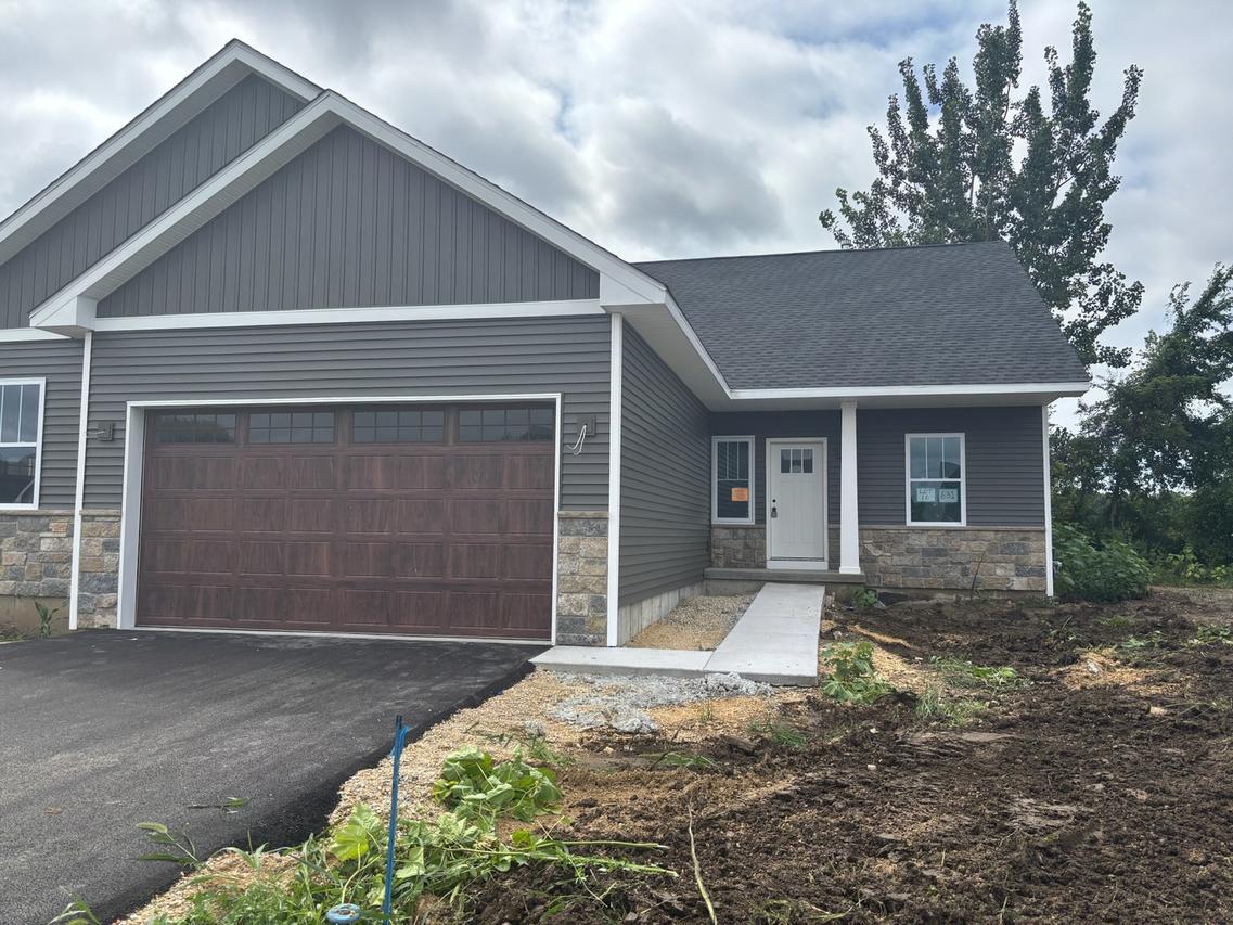631 Anjali Ct. #R, Sycamore, IL 60178
