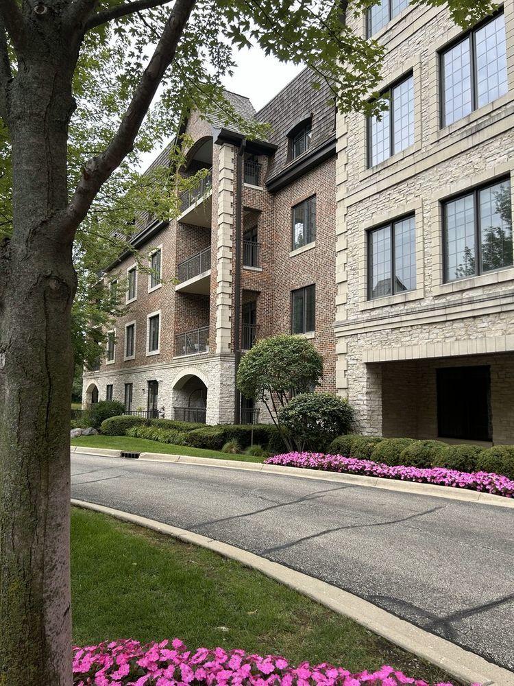 1800 Amberley Ct. #301, Lake Forest, IL 60045