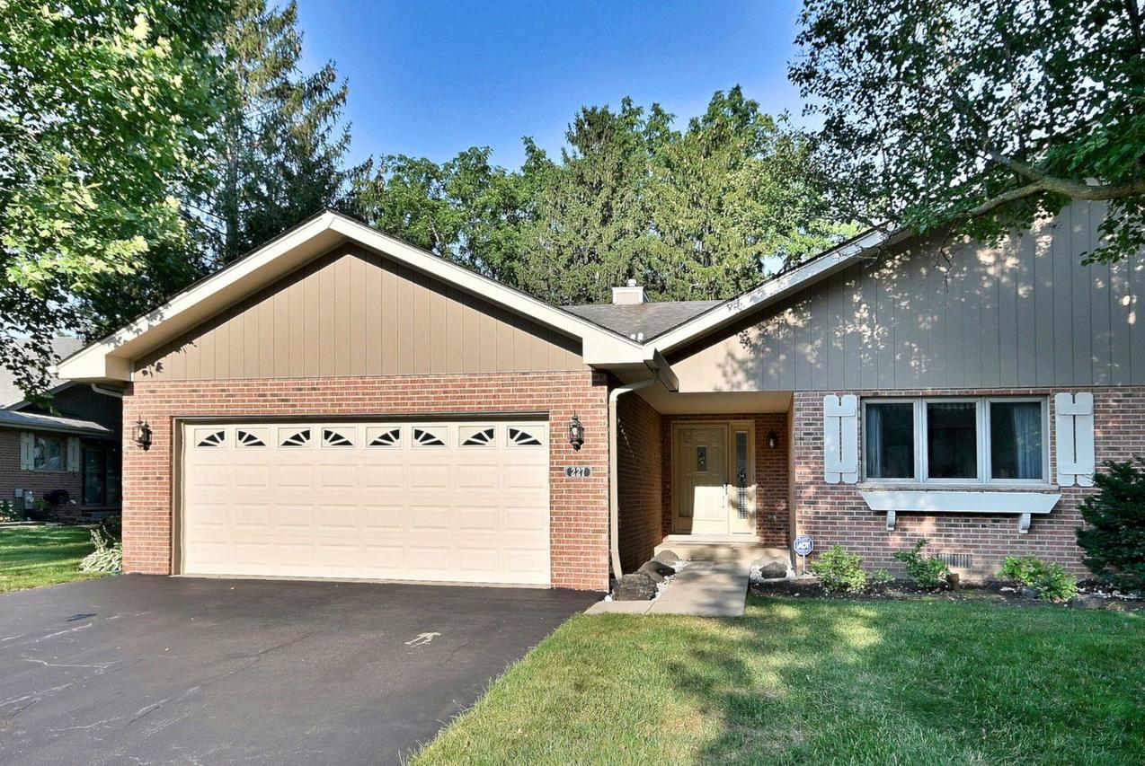 227 Royal Ln., Bloomingdale, IL 60108