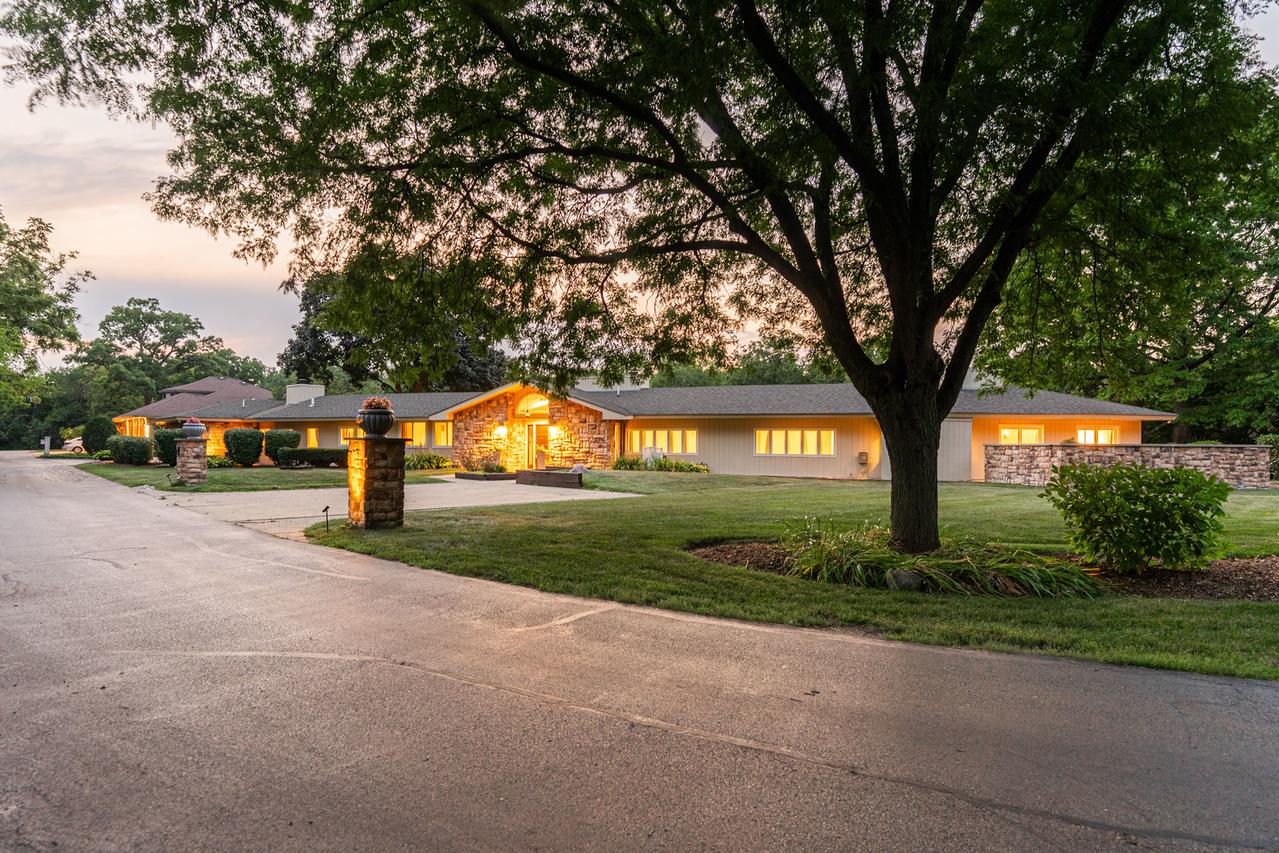 208 Brookdale Ln., Palatine, IL 60067