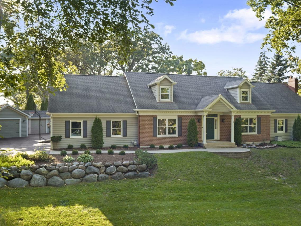 160J Bateman Rd., Barrington Hills, IL 60010