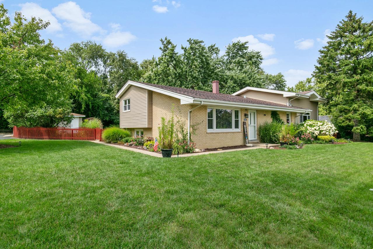 9050 S 84th Ave., Hickory Hills, IL 60457