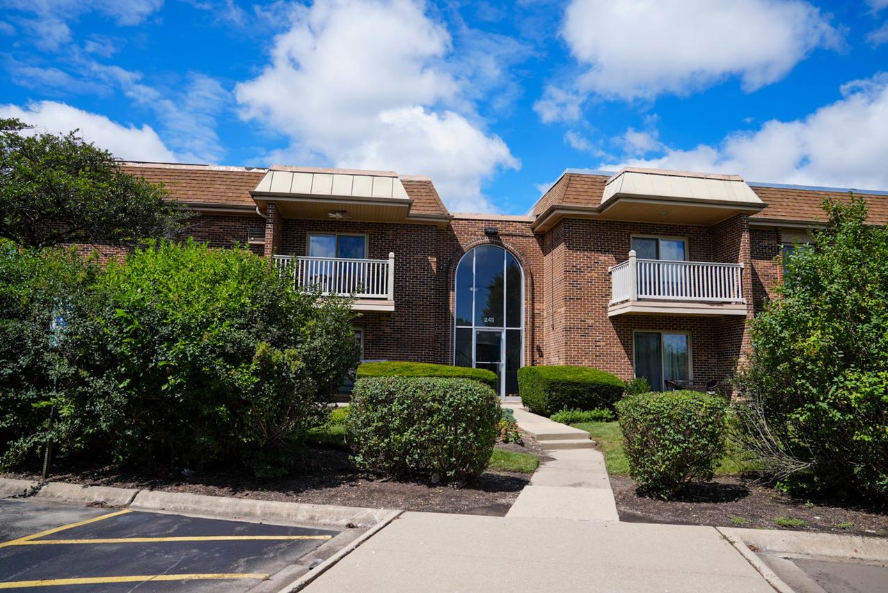2411 N Kennicott Dr. #2B, Arlington Heights, IL 60004