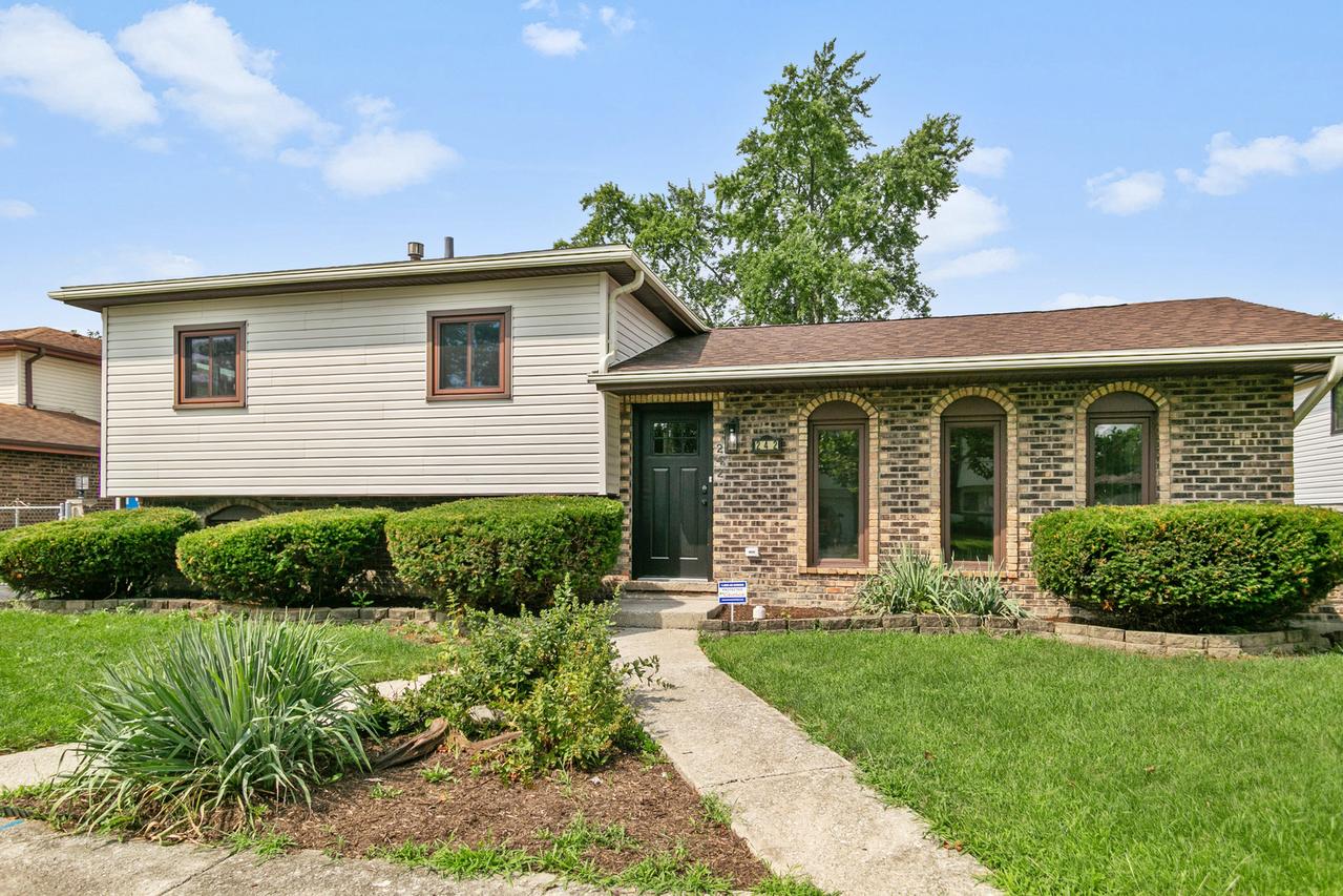242 S Harper Ave., Glenwood, IL 60425