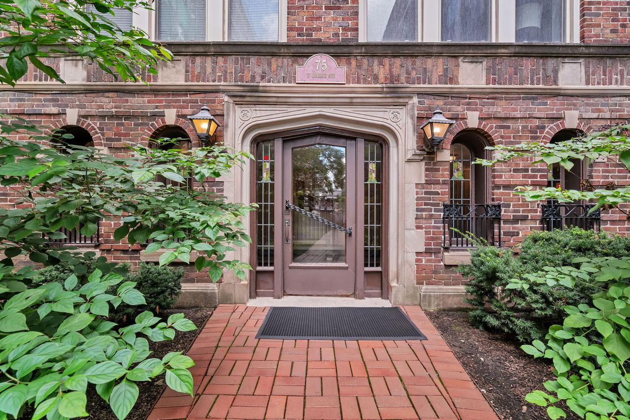 75 E Harris Ave. #1E, La Grange, IL 60525