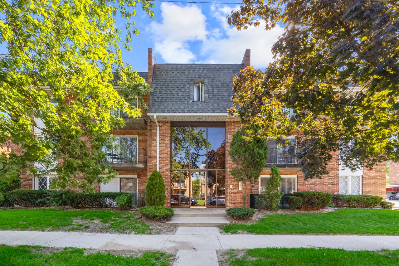 669 Chappel Ave. #2C, Calumet City, IL 60409