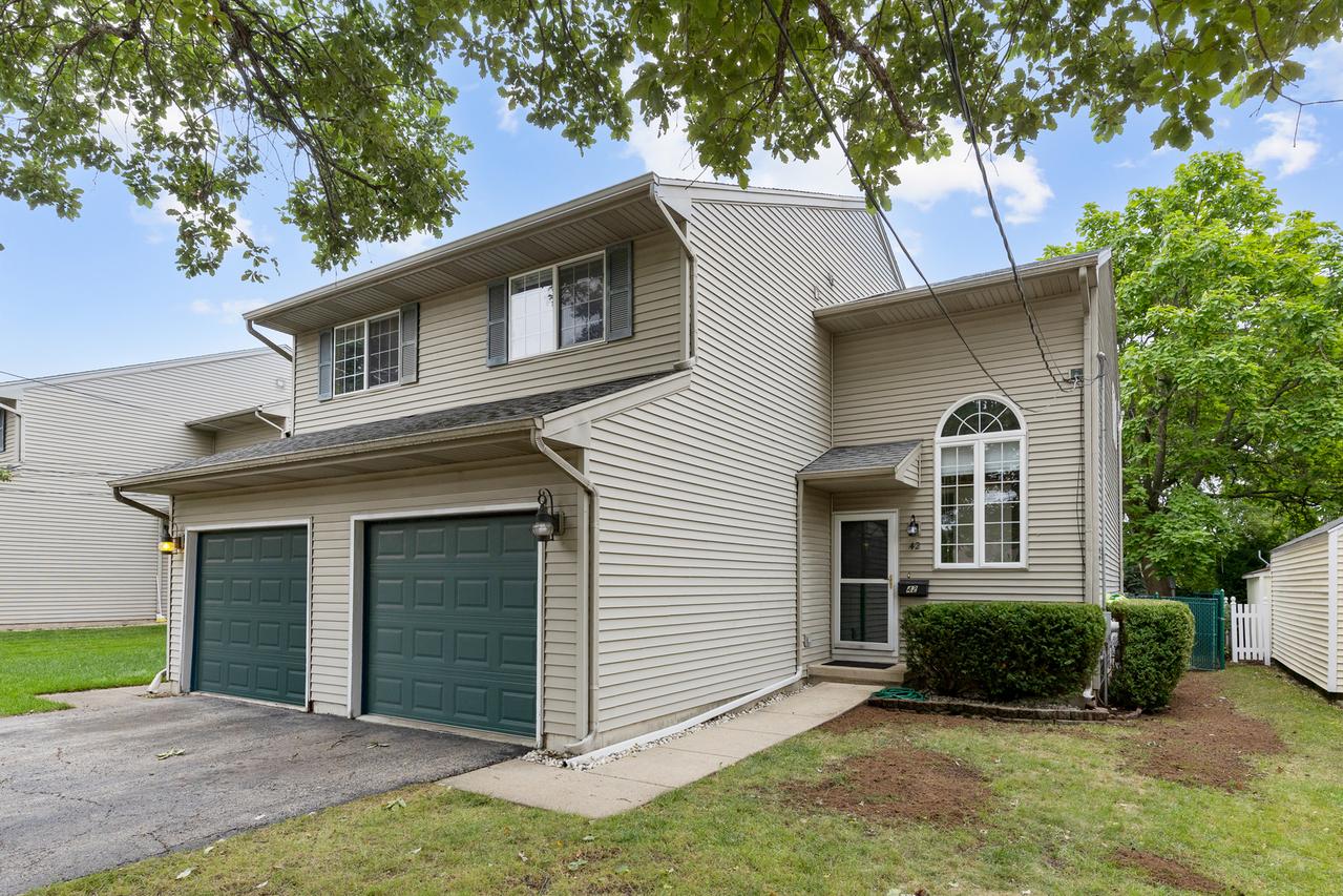 42 Elm St., Carpentersville, IL 60110