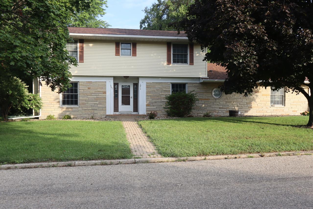 301 Centennial Circle Dr., Walnut, IL 61376