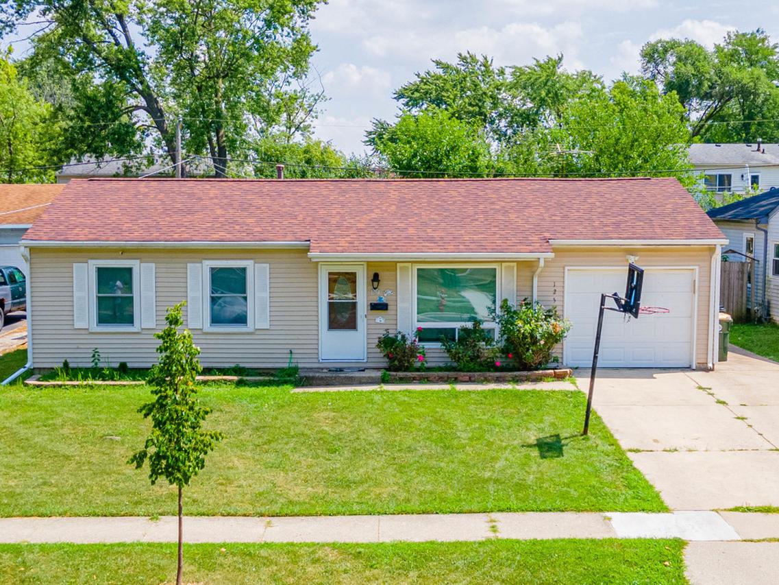 125 Seton Pl., Streamwood, IL 60107