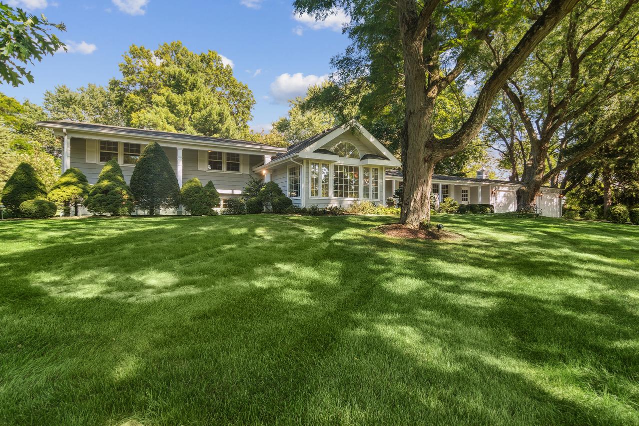 1011 Blackburn Dr., Inverness, IL 60067
