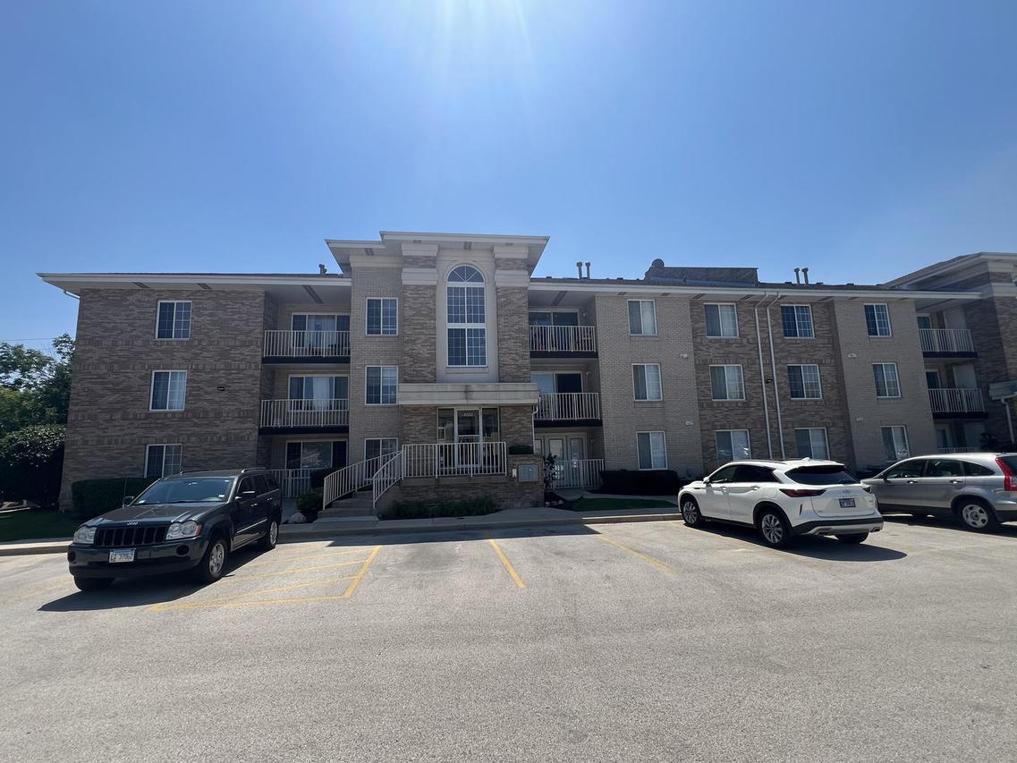 4222 W 77th St. #204, Chicago, IL 60652