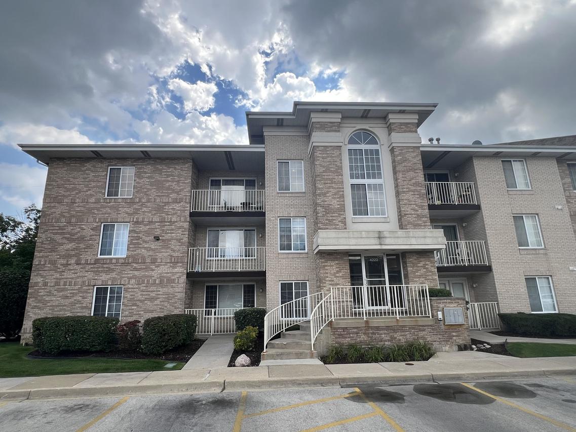 4222 W 77th St. #204, Chicago, IL 60652