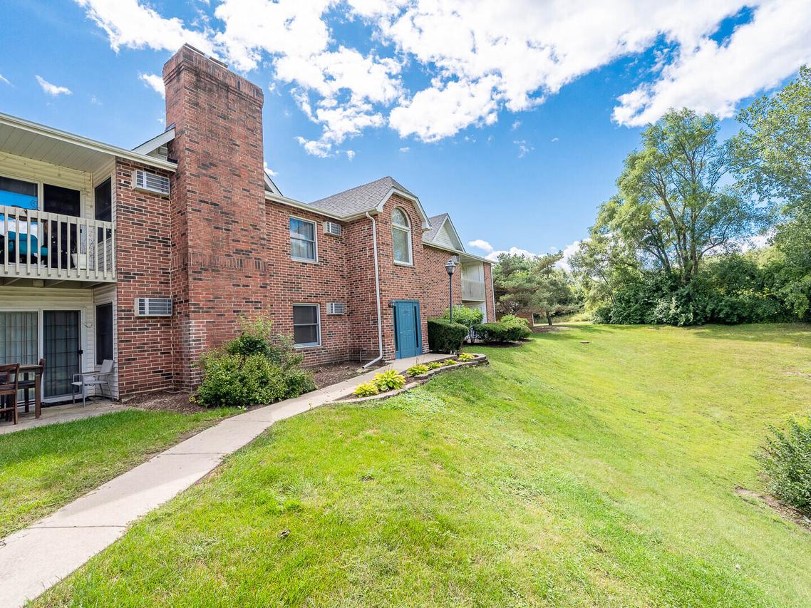 1347 Cunat Ct. #1A, Lake In The Hills, IL 60156