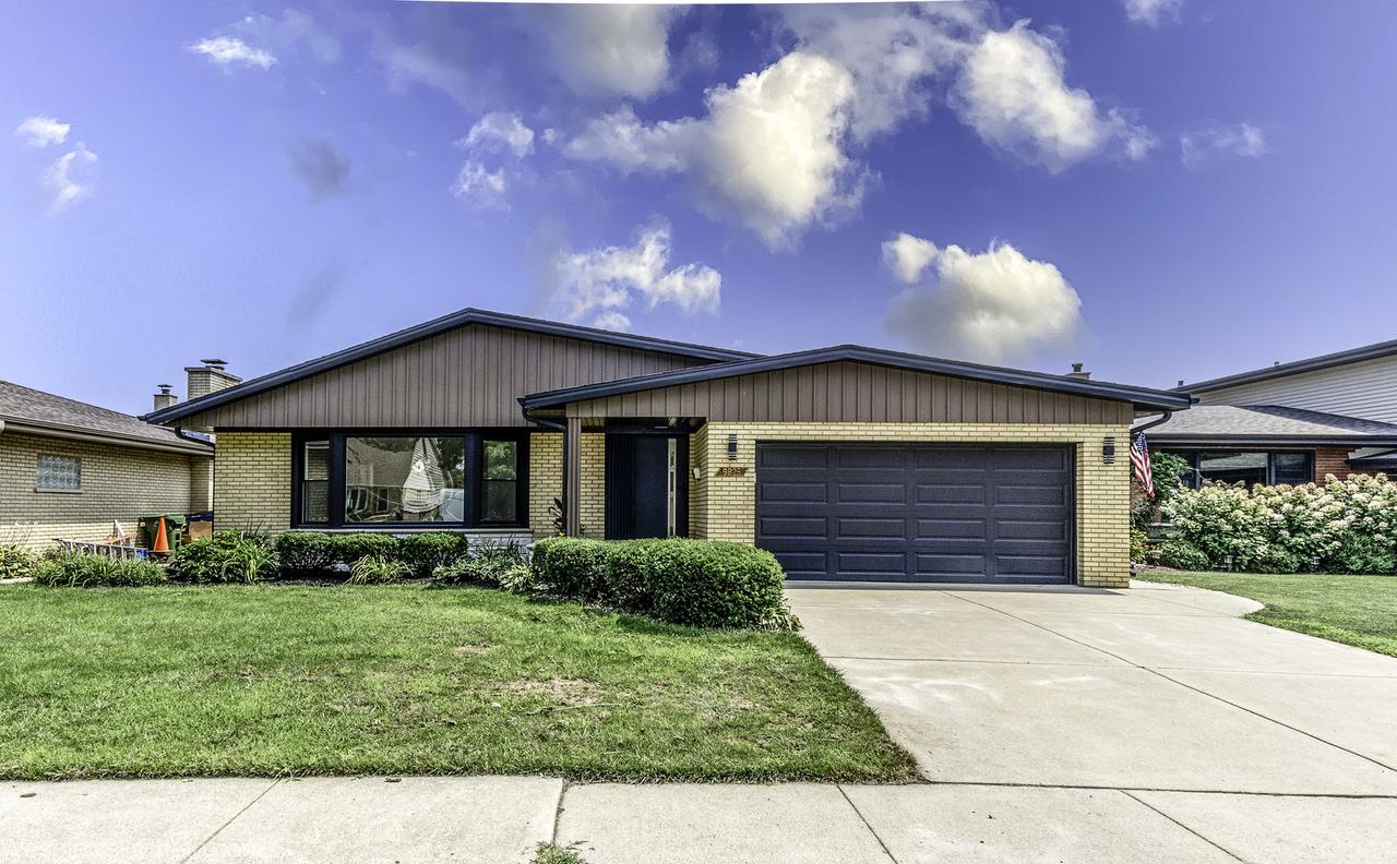 9825 S Kilbourn Ave., Oak Lawn, IL 60453