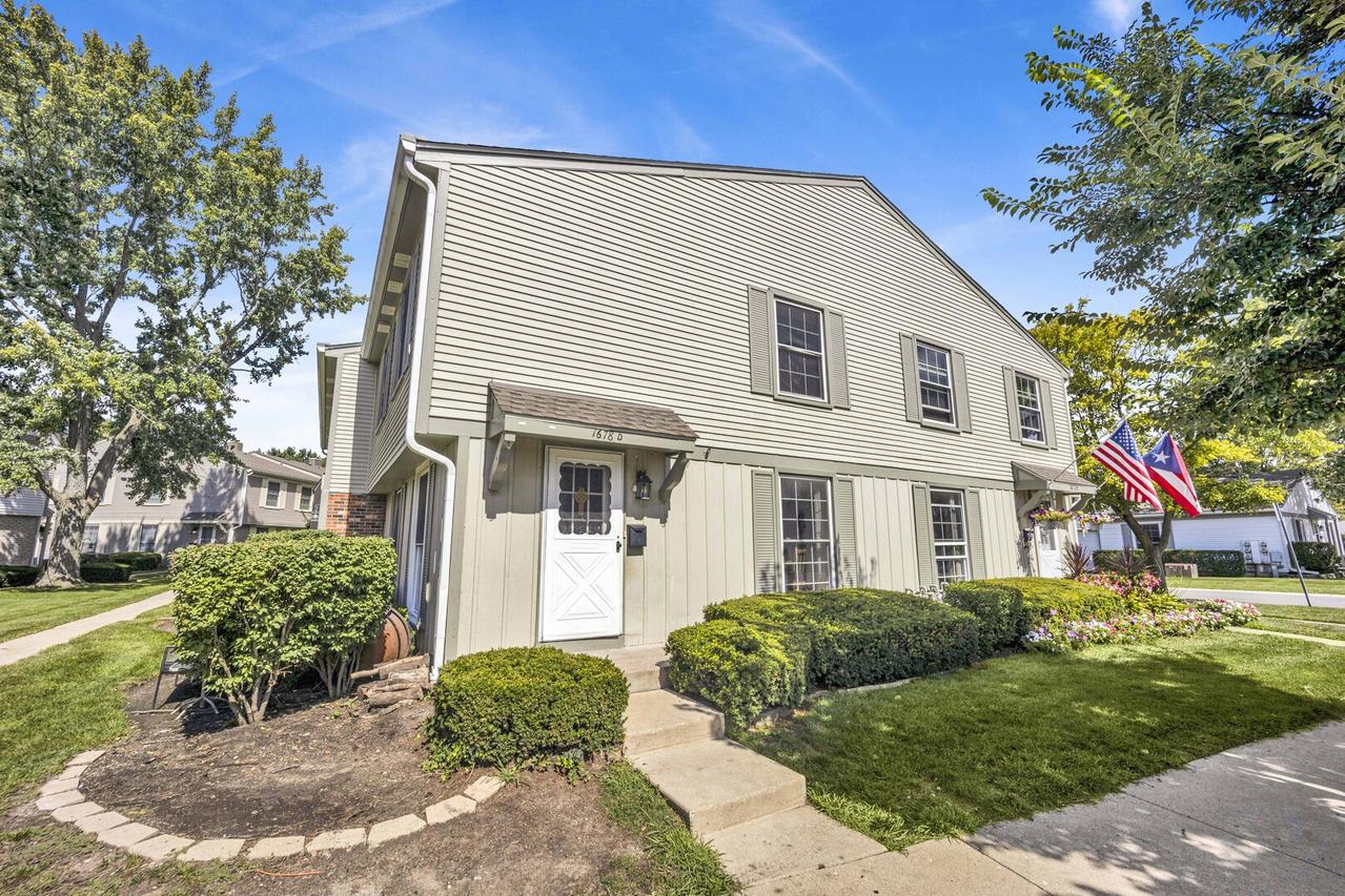 1678 Trowbridge Ct. #D, Wheaton, IL 60189